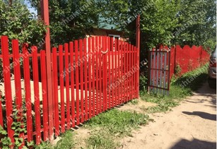 Забор евроштакетник горокой в Пензе цвет рубин