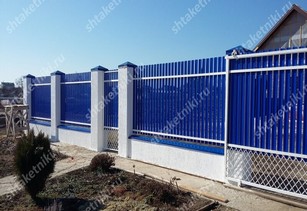 Фото забора из синего штакетника в Пензе
